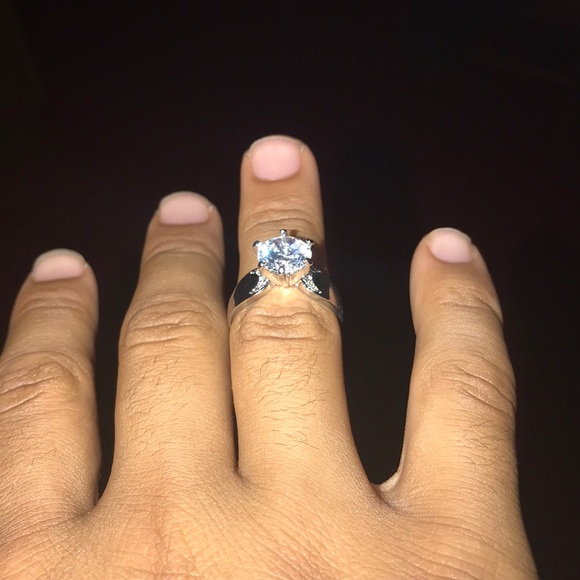 Women’s cubic zirconia and stainless steel ring - Picture 2 of 4